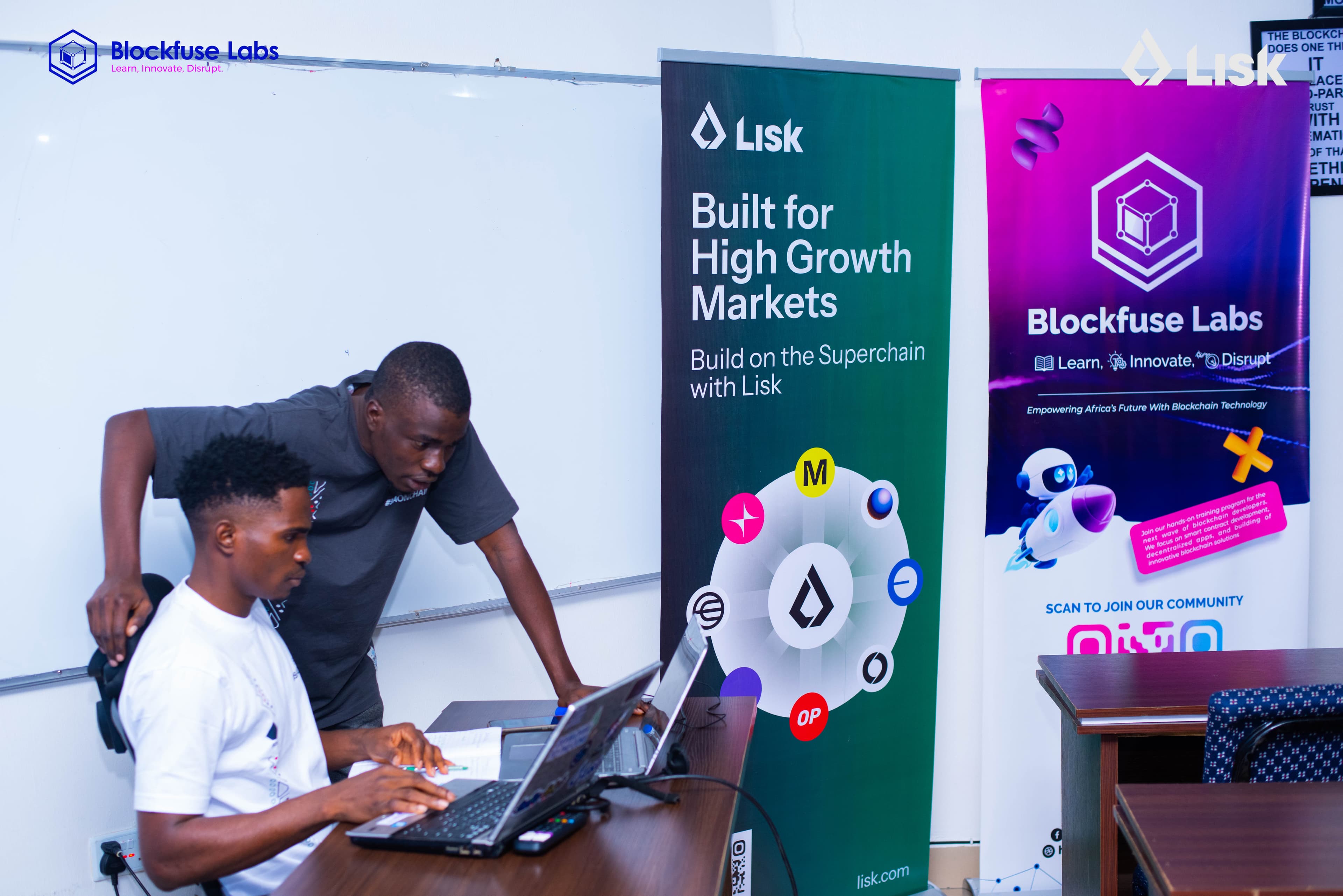 A mentor supporting a builder during a Blockfuse workshop